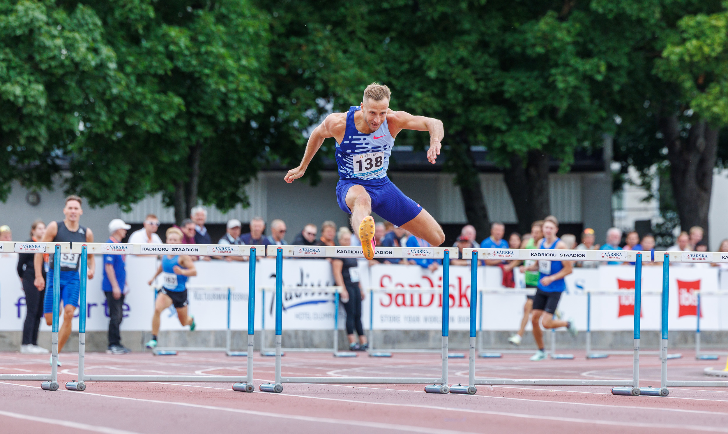 1 семеро спортсменов. Эстонская прыгунья в высоту Элизабет пихела.