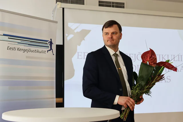 Eesti Kergejõustikuliidu uus president on Madis Kallas 🎉Täna, 6. mail valiti Eesti Kergejõustikuliidu volikogu koosolekul uueks presidendiks Madis Kallas.Endise mitmevõistleja ning kogenud poliitikuna on Kallas presidendi ametisse astudes oma peamiseks eesmärgiks seadnud kergejõustiku kogukonna suurema kaasamise ning endiste spordihuviliste taasliitmise alaga.Lisaks kinnitati uus juhatus koosseisus: Mart Einasto, Anu Kaljurand, Kadri Kivine, Toomas Mälberg, Urmo Raiend, Erich Teigamägi ja Jaak Vettik.Palju edu ja pealehakkamist uuele presidendile ning juhatusele! 👏🏻📸: Merlyn Lipp/EKJL#kergejõustik